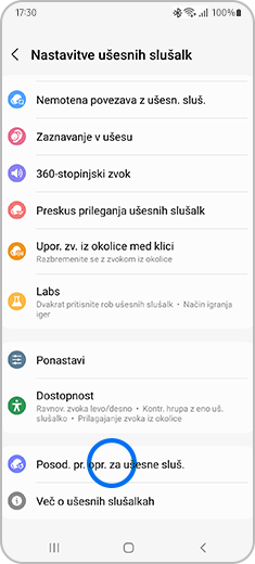 Prikaz menija »Nastavitve ušesnih slušalk« z označenim menijem »Posodobitev programske opreme za ušesne slušalke«.