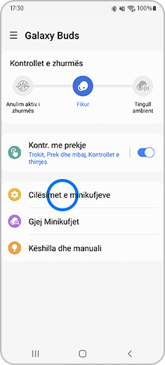 Pamja e aplikacionit Galaxy Wearable me kufjet Galaxy të lidhura dhe me opsionin “Cilësimet e minikufjeve” të theksuar.