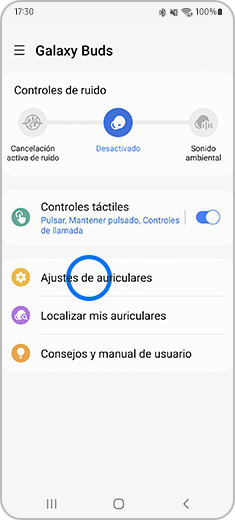 Vista de la aplicación Galaxy Wearable con los Galaxy Buds conectados y la opción "Ajustes de auriculares" resaltada.
