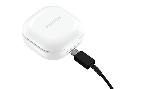 Ukážkové zobrazenie slúchadiel Galaxy Buds s nabíjacím portom a USB káblom.