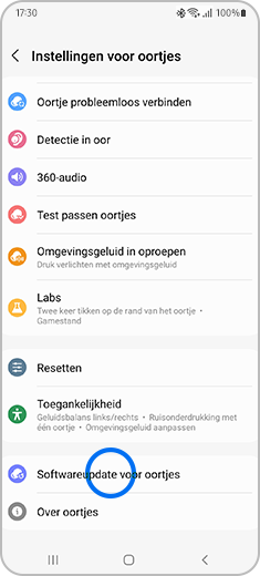 Weergave van het scherm “Instellingen voor oortjes” met de “Softwareupdate voor oortjes” gemarkeerd.