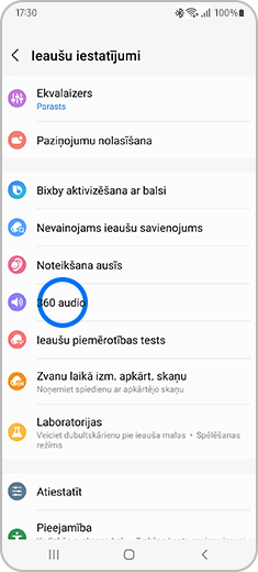 Skatiet "Ieaušu iestatījumi" ekrānu un izceltu opciju "360 audio".