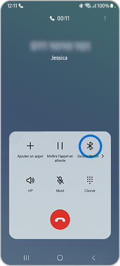 Vue de l'écran d'appel d'un smartphone avec l'icône Bluetooth désactivée.