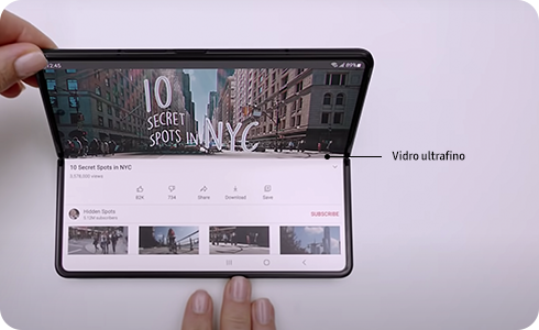 Vista de exemplo de um telemóvel dobrável Samsung com o Vidro Ultrafino destacado.