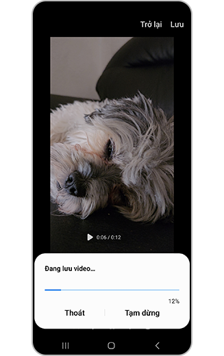 Hình ảnh các chỉnh sửa video đang được lưu với thanh tiến trình.