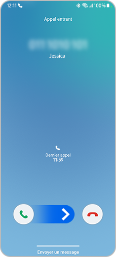 Vue d’un appel entrant sur un smartphone S22 avec un appui et un geste de glissement vers la droite sur le bouton Répondre.