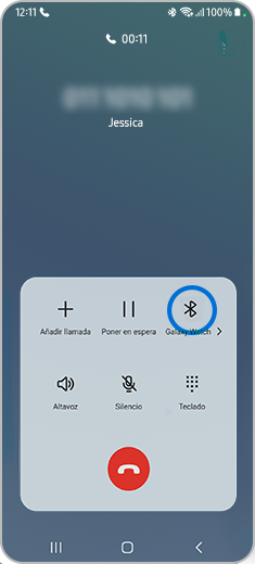 Vista de la pantalla de una llamada con el ícono Bluetooth desactivado.