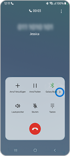 Anrufbildschirm eines Smartphones, bei dem der Pfeil unter dem Bluetooth-Symbol markiert ist.