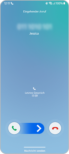 Eingehender Anruf auf einem S22-Smartphone mit der Geste für „Drücken und nach rechts wischen“ im Annahme-Button.