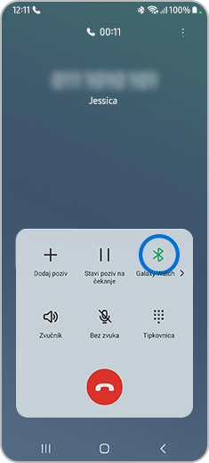 Zaslon poziva pametnog telefona s istaknutom Bluetooth ikonom.