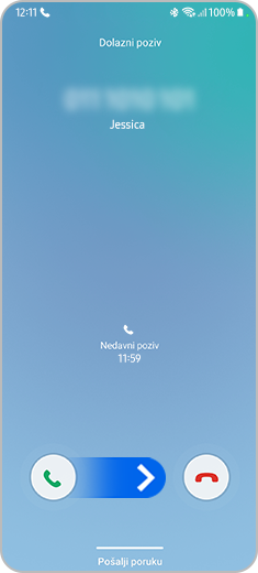 Prikaz dolaznog poziva na S22 pametnom telefonu s pritiskom i povlačenjem udesno na gumbu za odgovaranje na poziv.