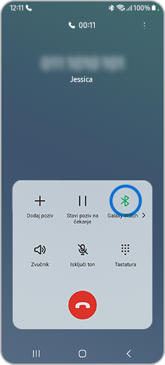 Ekran poziva pametnog telefona sa označenom ikonom Bluetooth