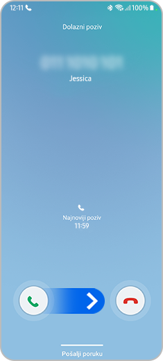 Prikaz dolaznog poziva na pametnom telefonu S22 sa pritiskom na dugme za prijem poziva i pokretom prevlačenja nadesno
