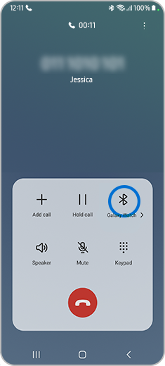 View of the call screen of a smartphone with the Bluetooth icon deactivated.