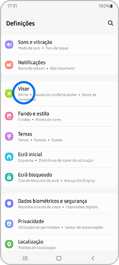 Passo 1. Aceda às definições do dispositivo e toque na opção “Visor” da lista.
