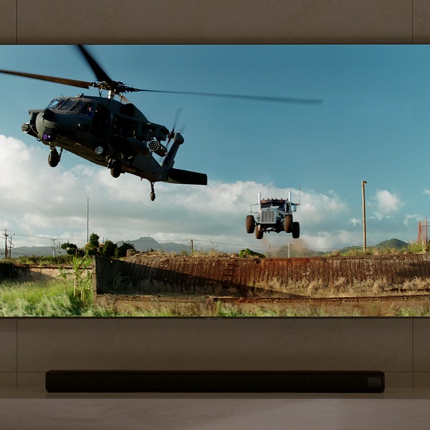 Q800T ribakõlar puukapil, seinale on kinnitatud teler. Teleri ekraanil on helikopter.