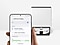 Robottolmuimeja ees hoiab käsi Galaxy nutitelefoni, mis kuvab SmartThings  rakenduse kasutajaliideses optimaalset laadimist.