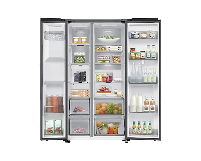 Bespoke AI külmik avatud uste ja toiduga sees