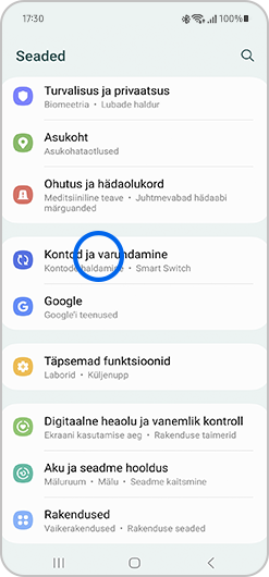 Seadete menüü, kus on märgistatud valik Kontod ja varundamine.