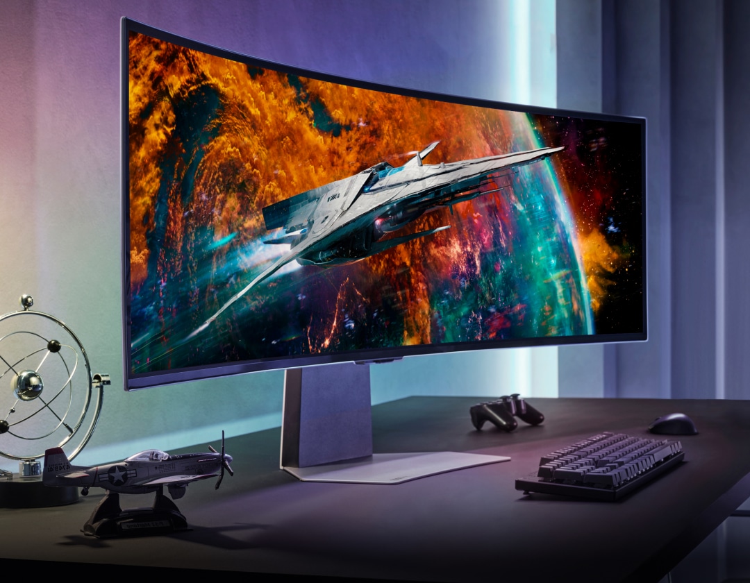 توجد شاشة Odyssey OLED على مكتب به لوحة مفاتيح ووحدة تحكم وماوس وطائرة نموذجية ولعبة جيروسكوب. تُظهر الشاشة سفينة فضاء تحلق فوق كوكب غني بالألوان. توجد فوق الشاشة شارة لجائزة CES Innovation Awards، والتي تختار Odyssey OLED الشاشة الفائزة لعام 2023.