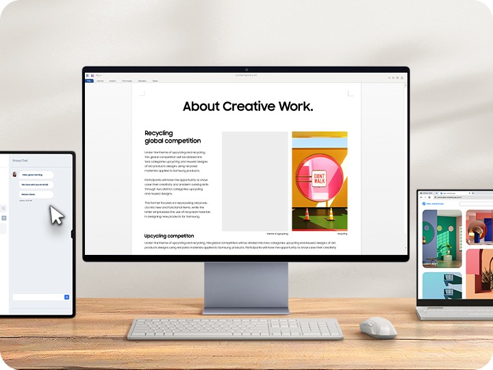 تظهر في المنتصف شاشة، ويظهر حولها جهاز كمبيوتر محمول وجهاز لوحي. ويتم التحكم في جميع الأجهزة بماوس. يحدد المؤشر صورة من جهاز الكمبيوتر المحمول ويسحبه ويفلته في ملف مفتوح على الشاشة.