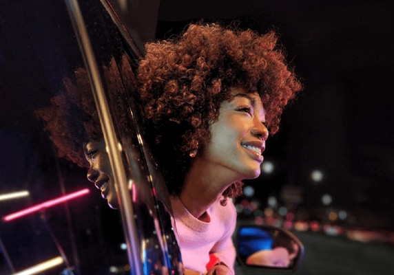أحد هواتف سلسلة galaxy s22 أثناء التصوير الليلي