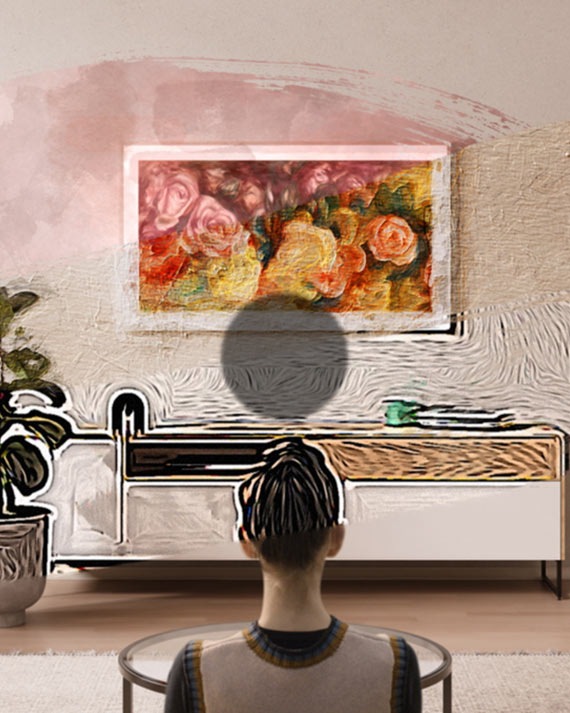 Una mujer mira fijamente The Frame mientras exhibe un cuadro de rosas.