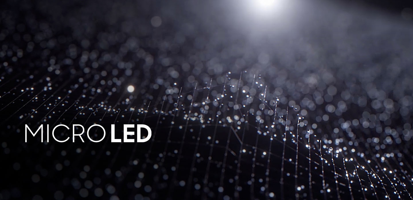 Los MicroLEDs simulados vuelan hacia dentro y vuelven a iluminar varios elementos de escenas de la naturaleza, como un árbol del bosque, las setas de un tronco, una exótica flor roja y las escamas de un lagarto. Una partícula de luz vuela hacia los elementos del MicroLED y vuelve a salir. La cámara se acerca a la imagen, mostrando de nuevo el MicroLED con una imagen de colores líquidos que se mezclan.