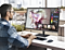 Un hombre trabaja en un diseño mientras mira hacia el monitor