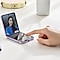 Persona utilizando teléfono Samsung plegable en videollamada