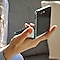 Mano de una persona con teléfono Samsung plegable