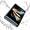 Teléfono Samsung plegable siendo mojado por agua