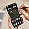 Persona navegando por la pantalla de inicio de su móvil Samsung