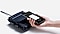 Persona haciendo un pago con Samsung Pay