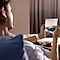 Persona viendo una película en Smartphone con pantalla Dinamyc AMOLED
