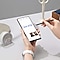 Persona usando un móvil Samsung con un lápiz táctil