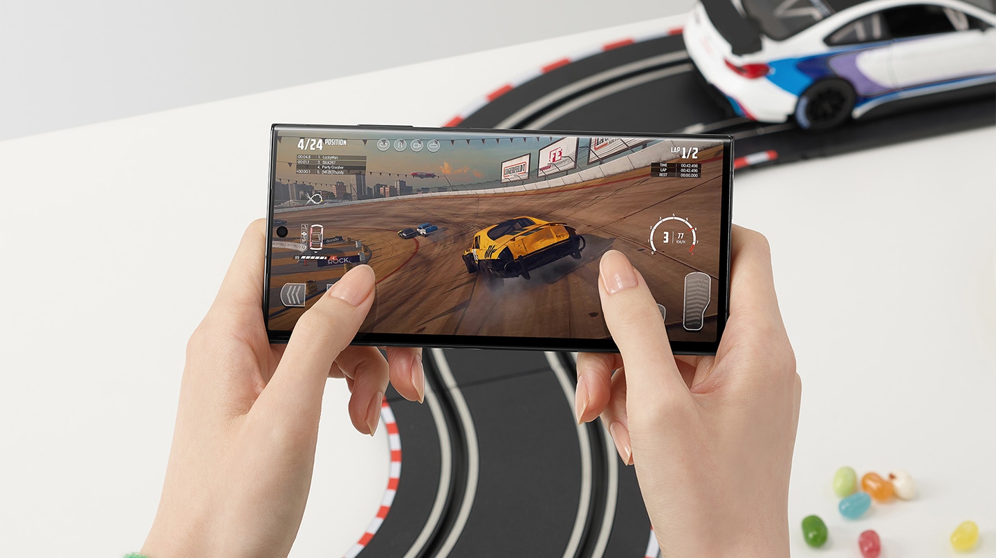 Persona jugando un videojuego de carreras en un móvil gaming