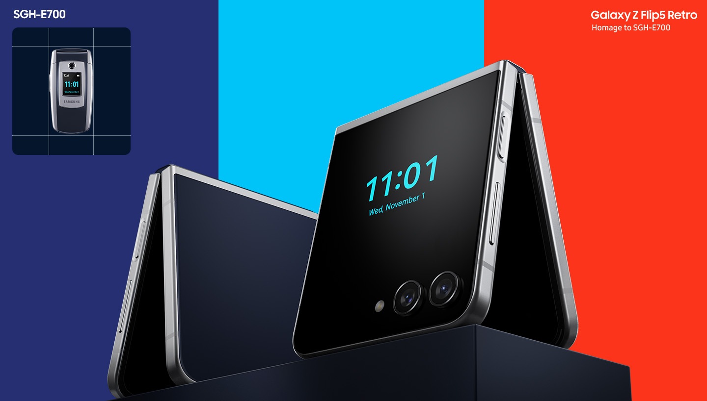 Dos Galaxy Z Flip5 Retro ligeramente abiertos, con un fondo azul, negro y rojo. Uno se ve de frente y el otro por la parte trasera.