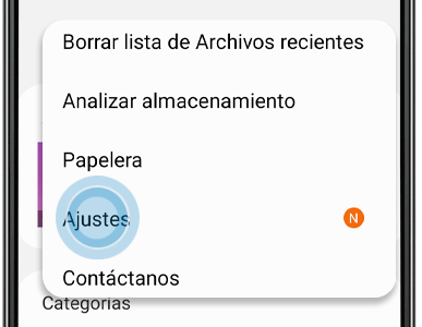 La opción de Ajustes se encuentra dentro del menú desplegable.