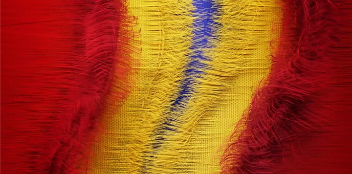 Se muestra un vídeo por múltiples capas de material de arpillera, de colores primarios y que se rasga por la mitad. Luego muestra la relación de contraste QLED a través de varios colores primarios de pintura salpicados con fondo negro