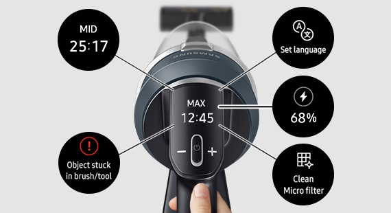 Una mano sostiene un Jet 85, con un primer plano de su pantalla digital LCD en el centro, rodeada de 5 pantallas diferentes. Estas pantallas muestran: la potencia de succión media actual con un tiempo de funcionamiento restante de 25:17, una guía de errores que indica que hay un objeto atascado en un cepillo o herramienta, los ajustes de idioma, un estado de batería restante del 68% y la guía de mantenimiento para limpiar el microfiltro.
