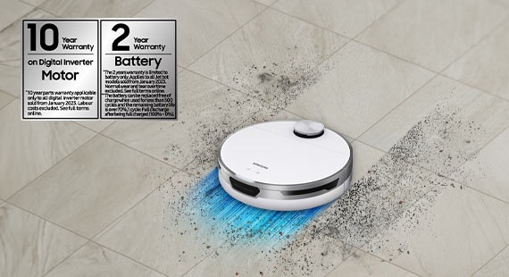 Jet Bot™+ se desplaza sobre una pila de polvo haciendo una línea limpia por el centro, lo que demuestra la potencia con la que aspira la suciedad. El Motor Digital Inverter tiene 10 años de garantía y la batería 2 años.