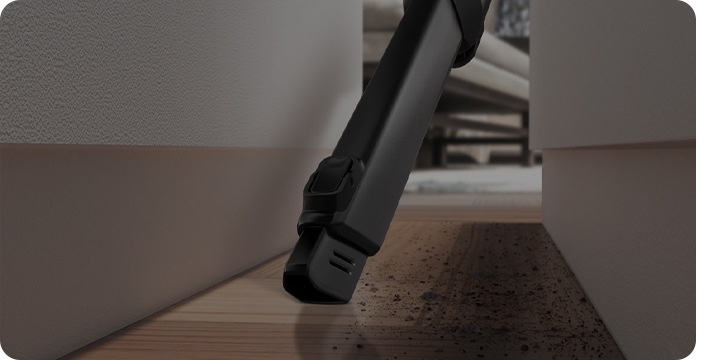 La aspiradora Samsung Jet con la herramienta para hendiduras limpia un espacio estrecho.