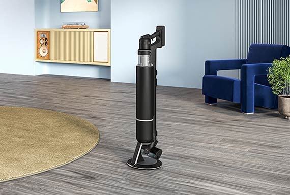 Una aspiradora sin cable Samsung Jet Stick en posición vertical en un gran salón con un interior moderno.