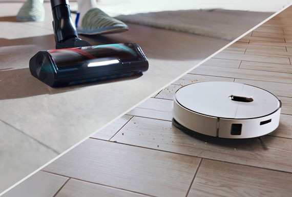 Hay dos tipos de aspiradoras en un mismo cuadro: a la izquierda, una aspiradora sin cable Samsung Jet Stick limpia el suelo. A la derecha, un robot aspirador Samsung Bot limpia el suelo de madera.