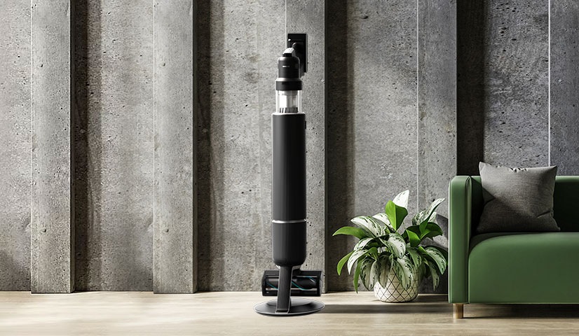 El modelo Samsung Bespoke Jet™ AI en Satin black se ve en vertical en una habitación elegante.