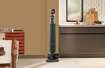 Se ve un Bespoke Jet™ en Woody Green en vertical en una habitación moderna.