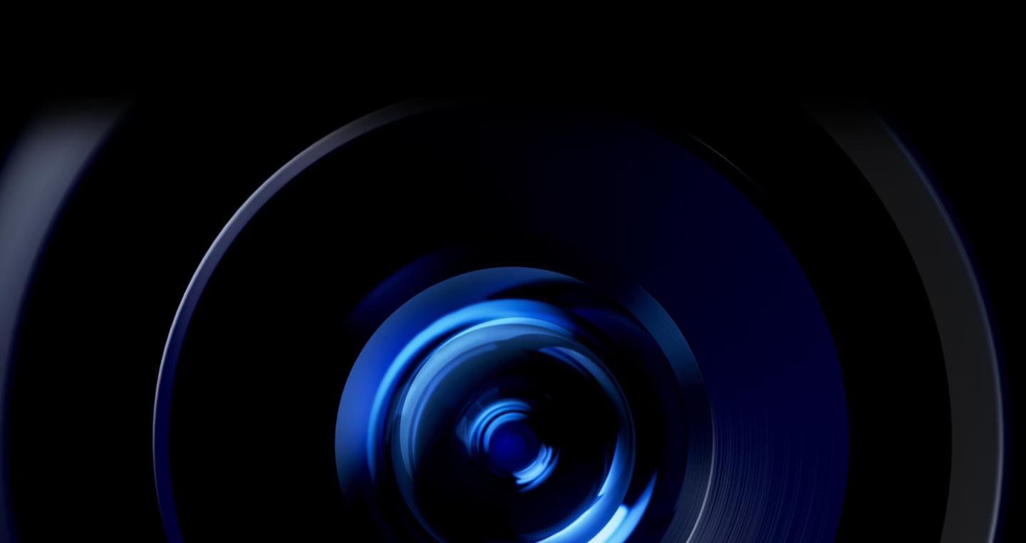 Lähikuva Samsung Galaxy S25 Ultra -kameran linssin sisäpuolelta pyörii ja näkyy sitten sivulta kulmassa. Heijastukset ja virtuaalinen valo pyörivät linssin yläpuolella.