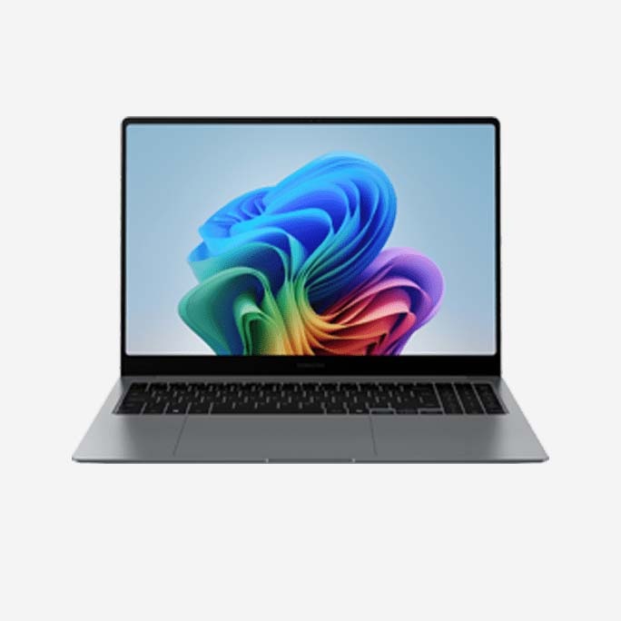 Le Samsung Galaxy Book5 Pro en gris est ouvert, tourné vers l'avant avec un fond d'écran coloré affiché.