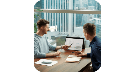 Deux collaborateurs analysant des données sur un écran Samsung Galaxy Book, illustrant l’usage collaboratif et l’optimisation de la productivité grâce à l’IA.